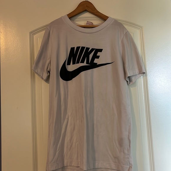 Women’s Nike tee - Picture 1 of 3